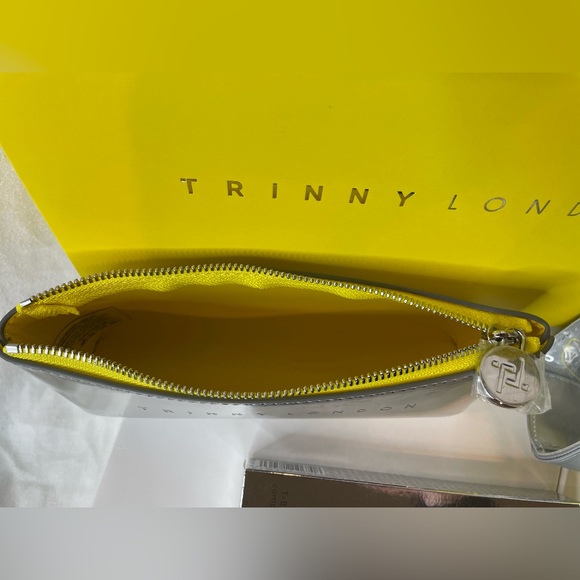 Trinny London brush, bag, towel gift set - Picture 5 of 12